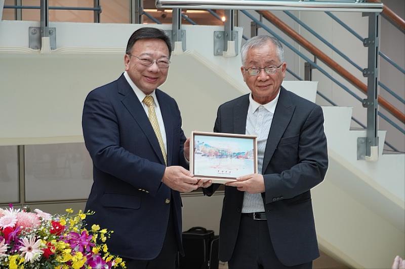 圖／中華大學校長劉維琪（左）致贈校景紀念牌感謝「山藝術文教基金會」林明哲董事長（右）推廣藝術教育的貢獻。