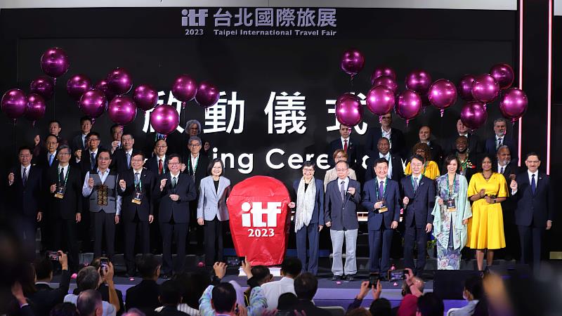 「2023 ITF台北國際旅展」今（3）日於南港展覽館一館開幕，總統蔡英文（前排左6）、行政院副院長鄭文燦（前排左6）等以行動支持觀光旅遊。