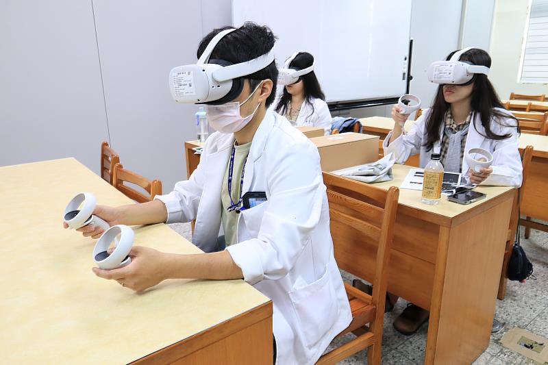 中醫學院提升教學品質，建構VR針灸虛擬實境教學系統。