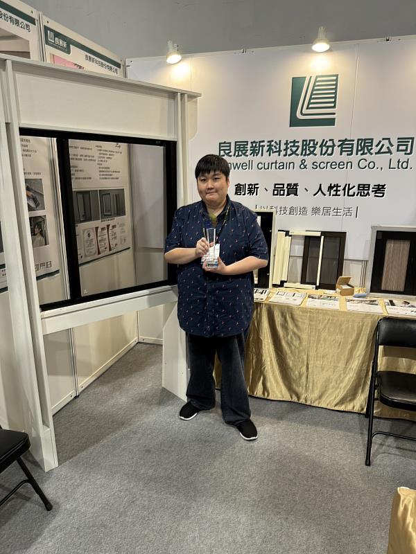 良展新科技獲得鉑金獎之產品「快拆易潔捲式紗窗」