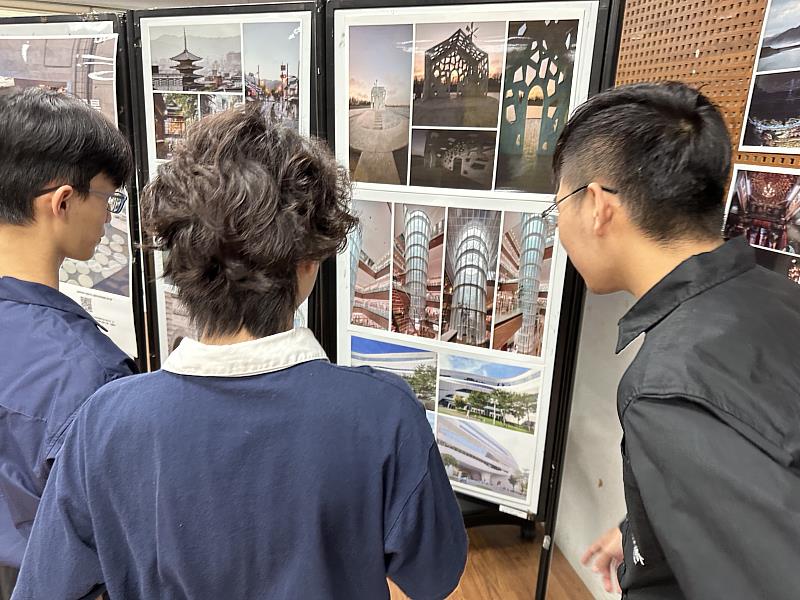 參賽同學彼此欣賞與交流拍攝作品