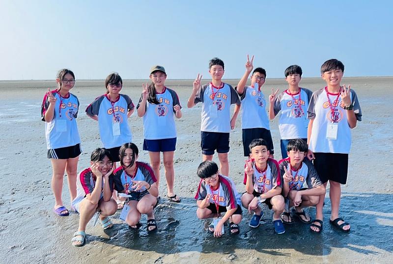 及人中學112學年度本位課程，學生於潮間帶地區實地踏沙、採蚵、抓蟹、追蝦。