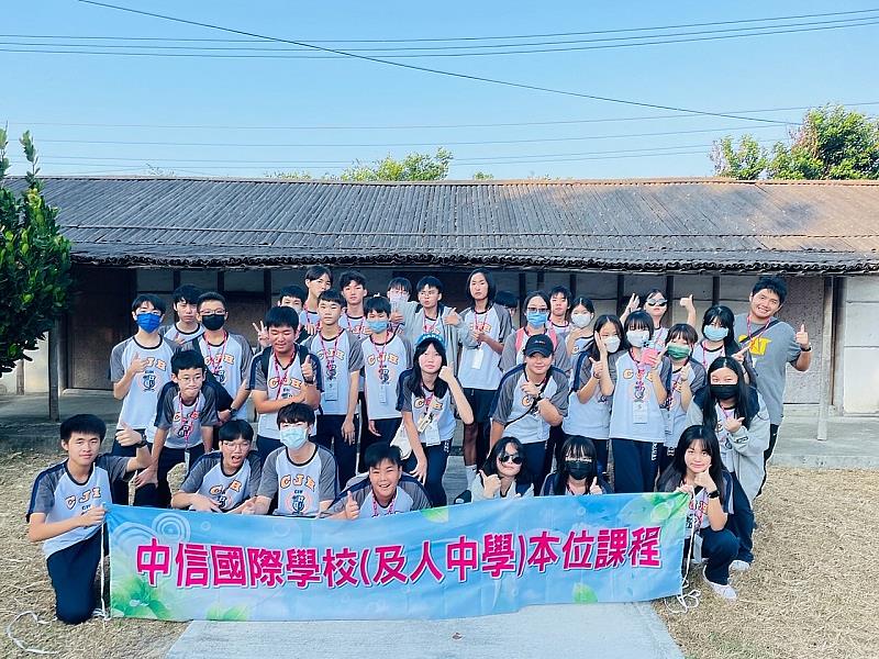 課程中學生探訪鹿港老街巷弄，感受濃厚的人文情懷。