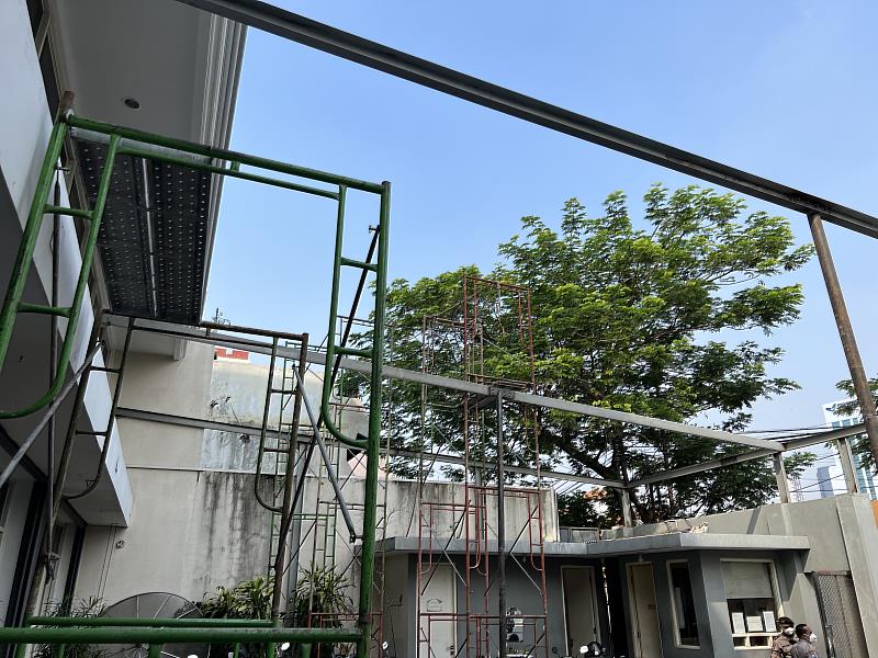 駐泗水台北經濟貿易辦事處內庭停車場遮雨棚施工前情景