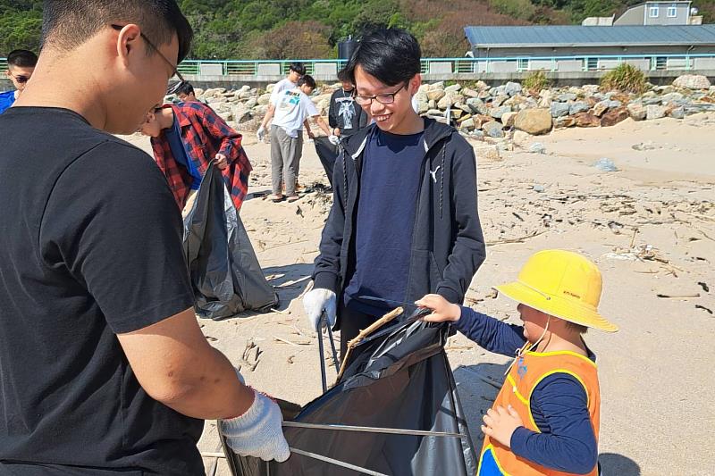 海大學生帶著在地的小小朋友一起埋下守護環境的種子