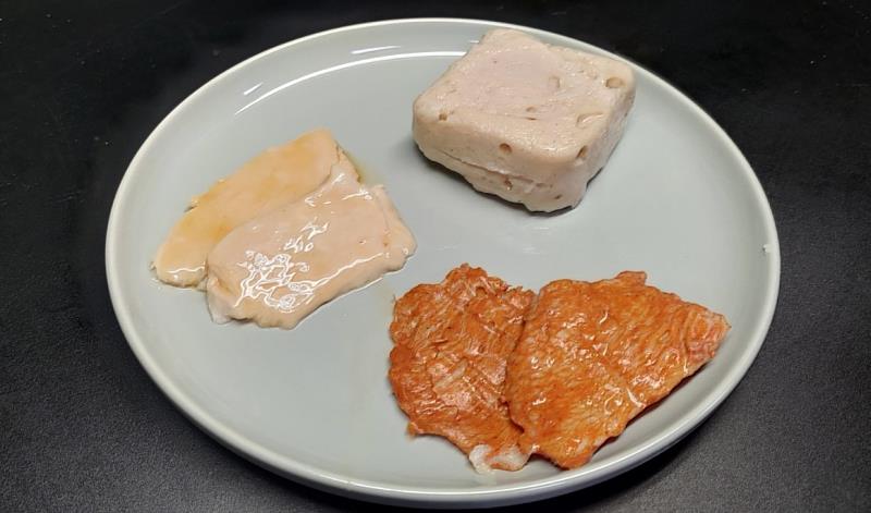 圖三、超秦公司開發「好食」雞胸肉系列產品，包括雞肉豆腐(上)、照燒稠醬雞胸片(左)及紐澳良雞胸片(右)