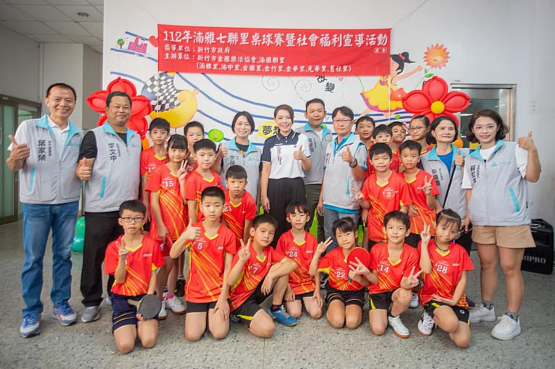 竹市金雅樂活協會桌球賽，市長高虹安到場開球與民同樂。