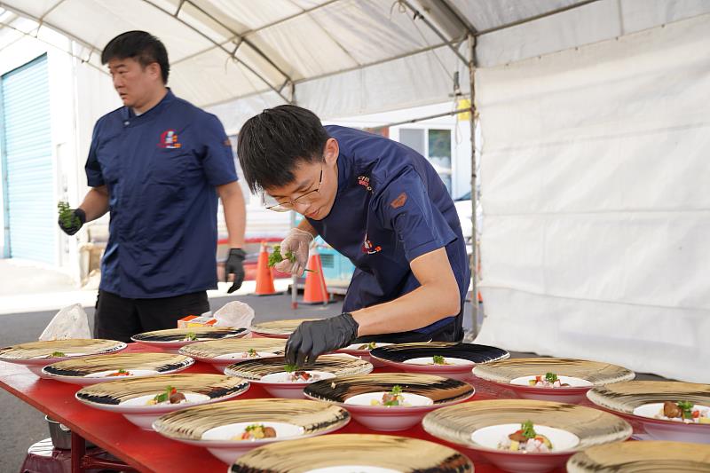 廚師仔細製作每道有機創意料理，色香味俱全。