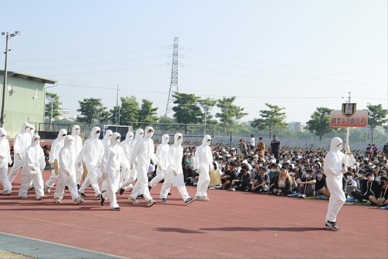 揮別疫情，中華醫大校慶運動會選手以創意造型進場展現系科特色