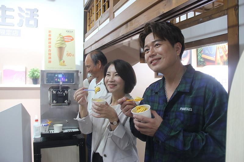 兩人體驗由龍膽石斑魚麟膠原蛋白所製作芒果口味人氣霜淇淋。_0_0.jpg
