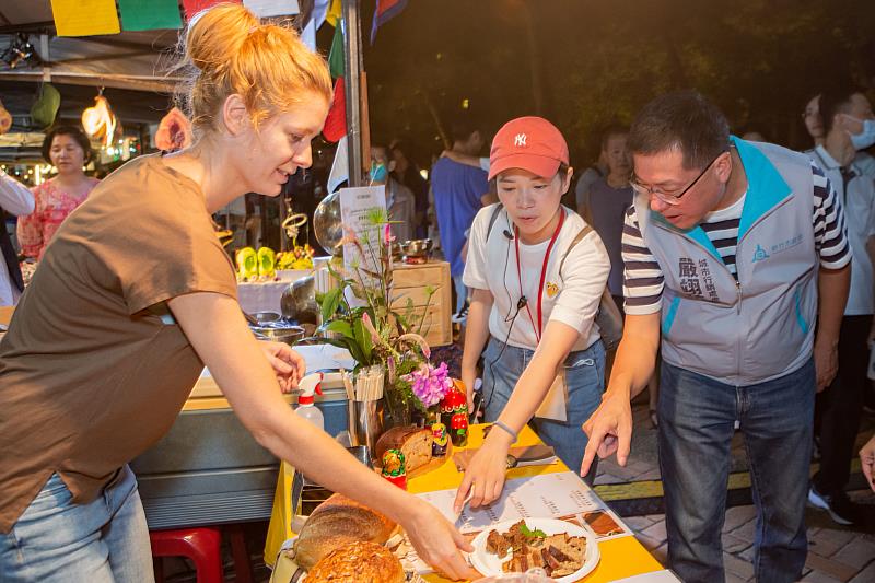 嚴處長與市民朋友一起逛市集。