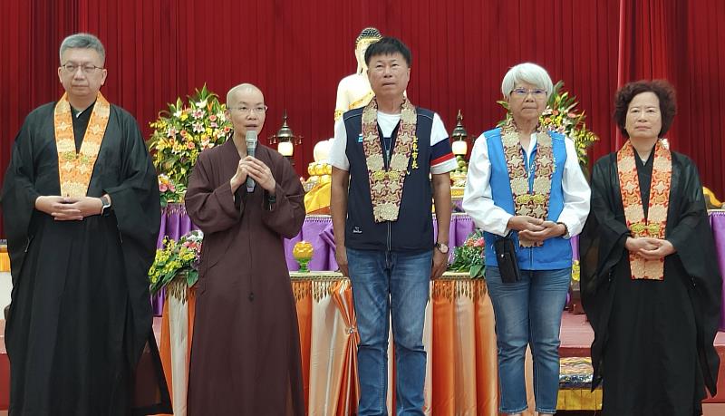 台東中心監院法泰法師和眾人供花供燈，祈願諸佛菩薩護佑，福壽平安。（靈鷲山佛教教團提供）