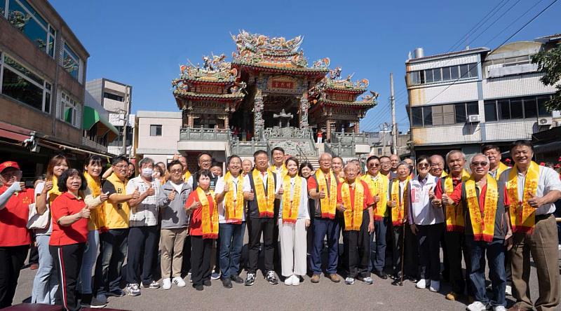 高市長和與會嘉賓祝聖典及法會順利