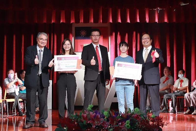 中華醫大校慶典禮頒發獎勵金給技專高考全國第2和第4名學生