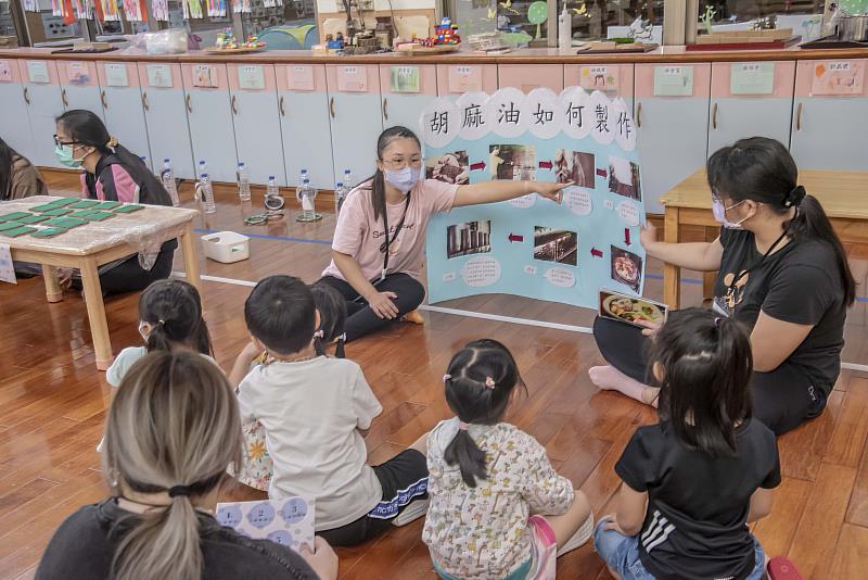 嘉藥幼保系學生透過遊戲方式教導幼兒園小朋友認識芝麻