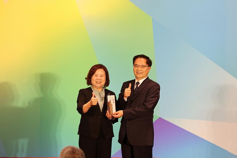 花蓮慈濟醫院林欣榮院長，獲得勞動部「2023促進中高齡者及高齡者就業暨世代合作績優獎」的績優人員獎殊榮。