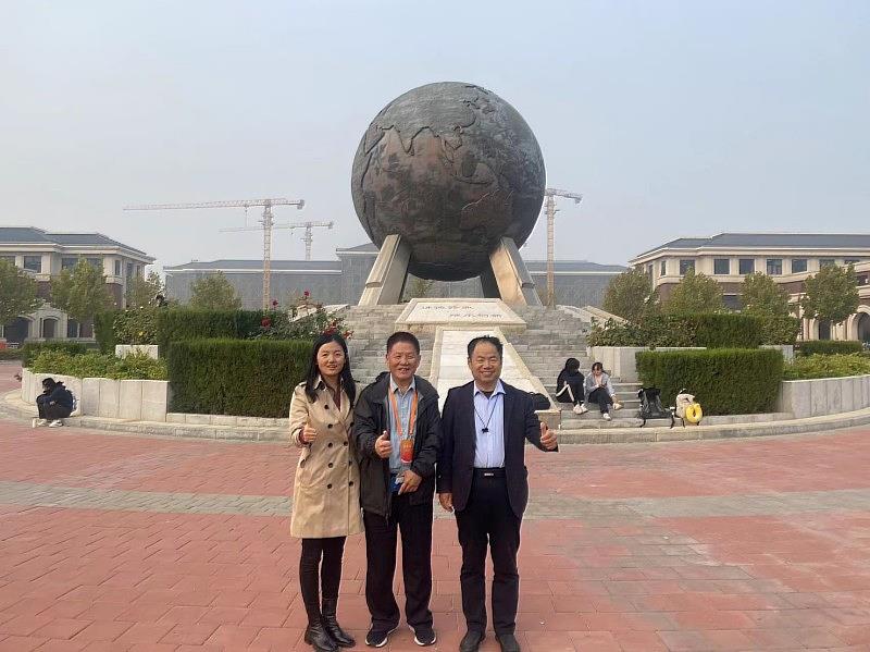 王保衛秘書長、吳嵩山主任在天津中醫大教師陪同參觀新校園區-