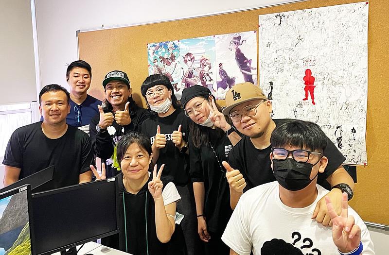 王宣婷(右3)赴馬來西亞INSPIDEA企業研習訪視，與其他同學合影
