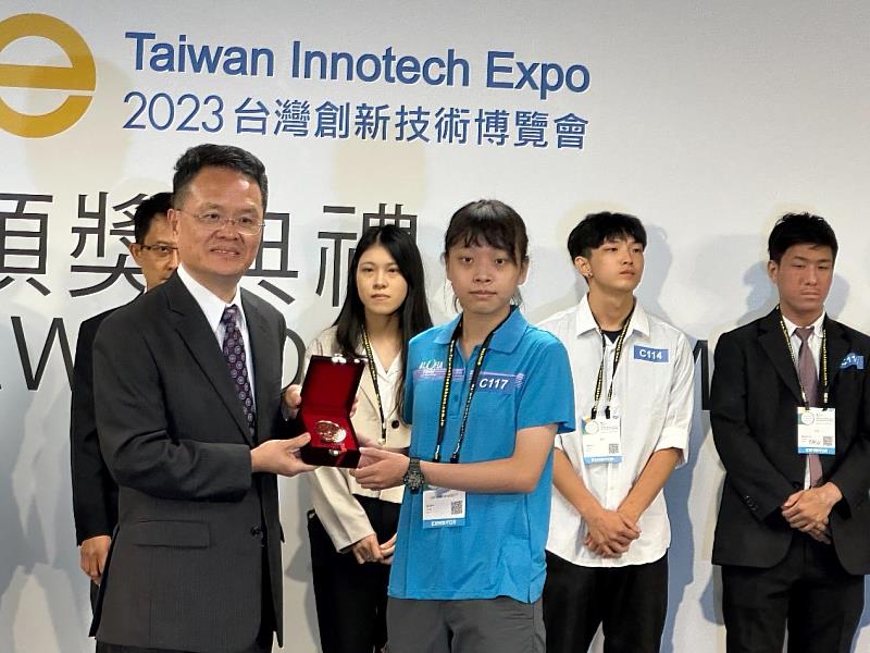 蘇昱文(前排右)獲頒2023台灣創新技術博覽會銅牌獎