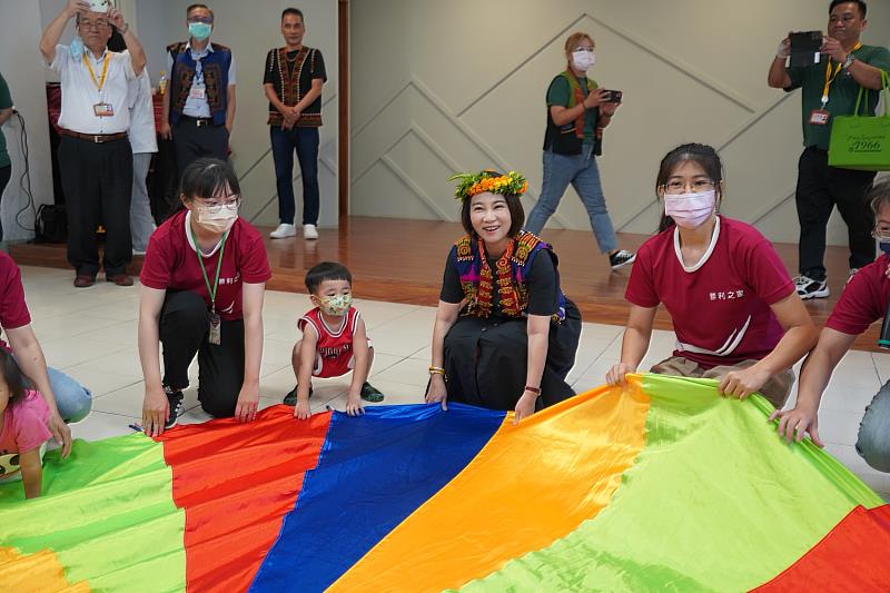 屏東縣長周春米參與三地門共融生活中心啟與孩童一同玩樂