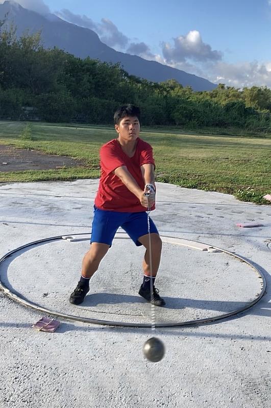 臺東縣長濱國中製造鍊金術，全國中等學校田徑錦標賽獲國男鏈球金牌