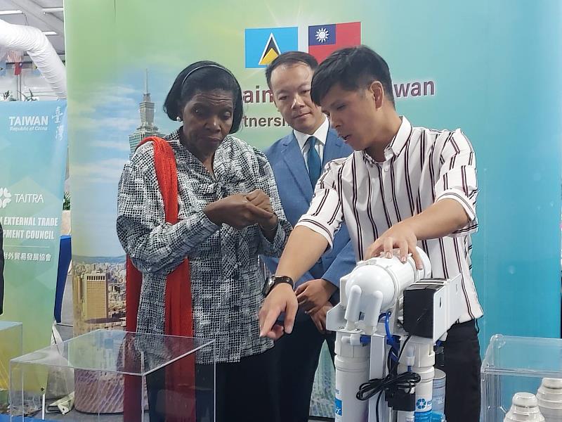 迪壽企業向露國商工部部長希波萊特(Emma Hippolyte)(左1)導覽水處理設備。(貿協提供)