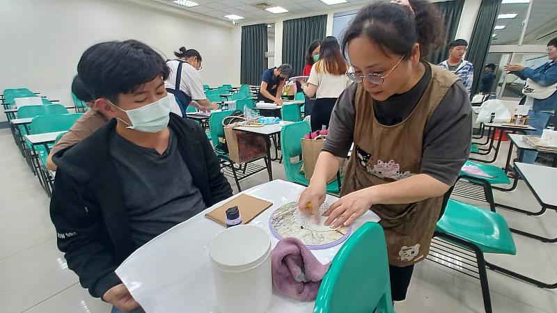 菁采多媒材拼貼藝術工作室負責人劉采菁老師(右)指導學生製作作品