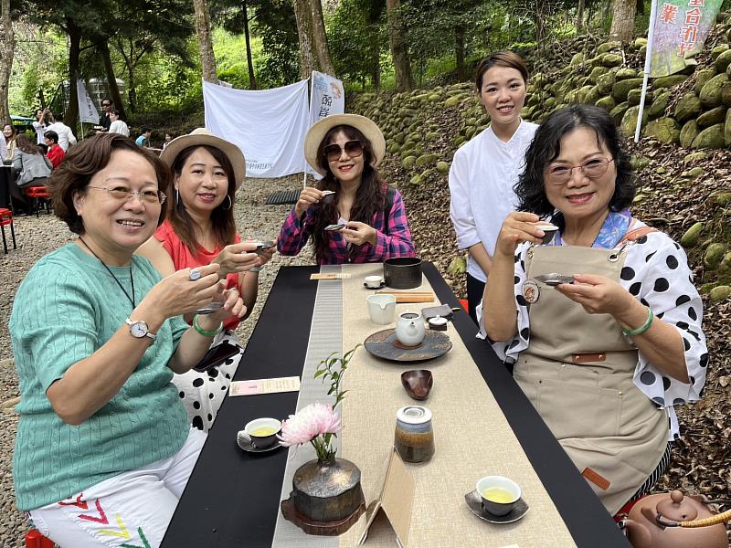 活動邀請茶藝老師教學茶道與品茗，也讓民眾親自泡茶，增添趣味