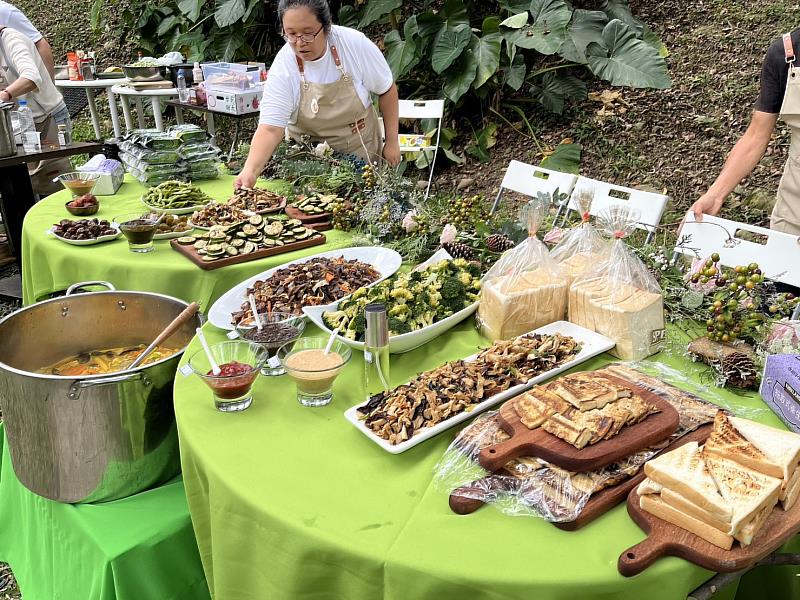 林下饗宴由林業合作社構思，使用在地特色食材，如香菇料理佐馬告醬、土肉桂奶茶等