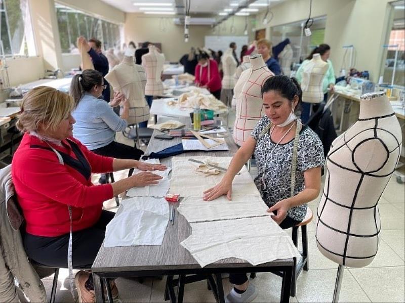 婦女賦權計畫培訓婦女紡織技術。