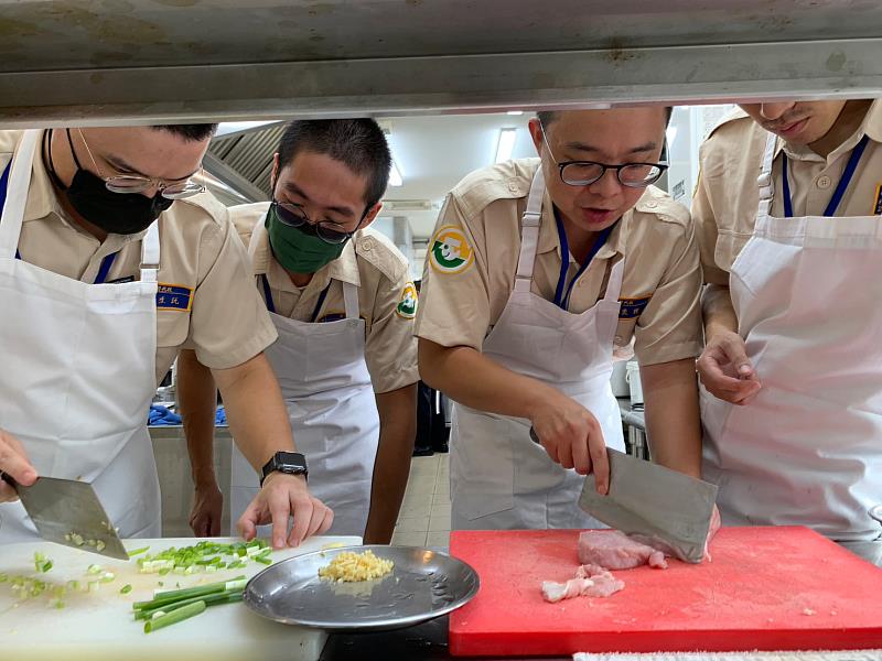 烹飪課協助役男培養駐地生活能力。