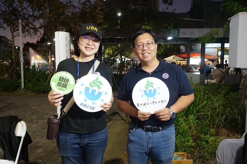 崑大工院副院長暨電機系主任楊松霈(右)與USR團隊成員合影