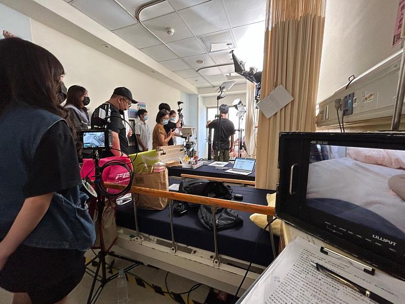 世新大學師生團隊拍攝公益廣告採用主觀視角，引發觀眾同理心。（世新大學提供）
