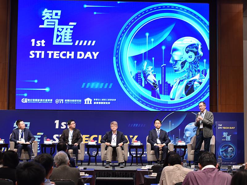 資策會軟體科技日STI TECH DAY，邀請專家學者共同暢談產業共融創新生態，圖左起為：台灣微軟公共業務事業群陳守正總經理、集仕多公司梁哲瑋創辦人、AWF台灣分會施吉昇主席、台灣智慧雲端吳漢章總經理、資策會軟體院蔡澤銘副院長。