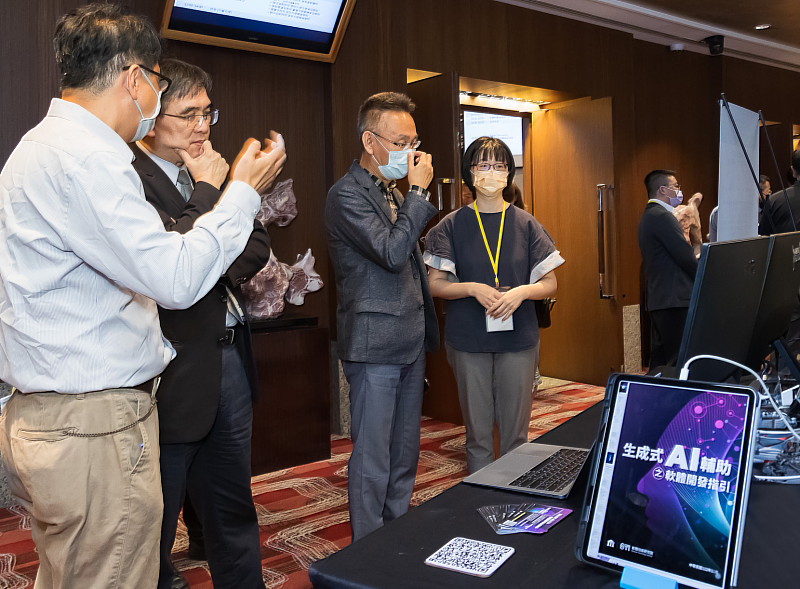 資策會軟體科技日STI TECH DAY現場，資策會發布「生成式AI 輔助之軟體開發指引」，貴賓進行技術交流。