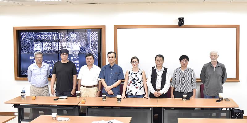 華梵大學舉辦2023國際石雕營，催生者黎志文教授（左一）與七位藝術家合影。