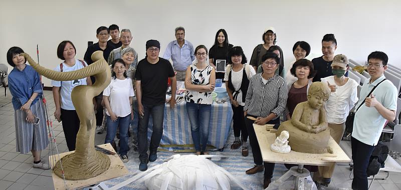 華梵大學師生參觀泥塑現場，並與三位藝術家及作品合影。