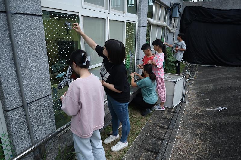 師生進行窗貼布置