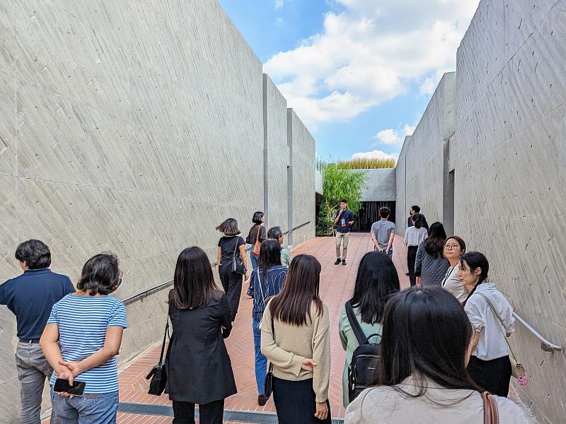 新北市美術館同仁帶領各縣市夥伴參訪藝術街坊及園區公共藝術。