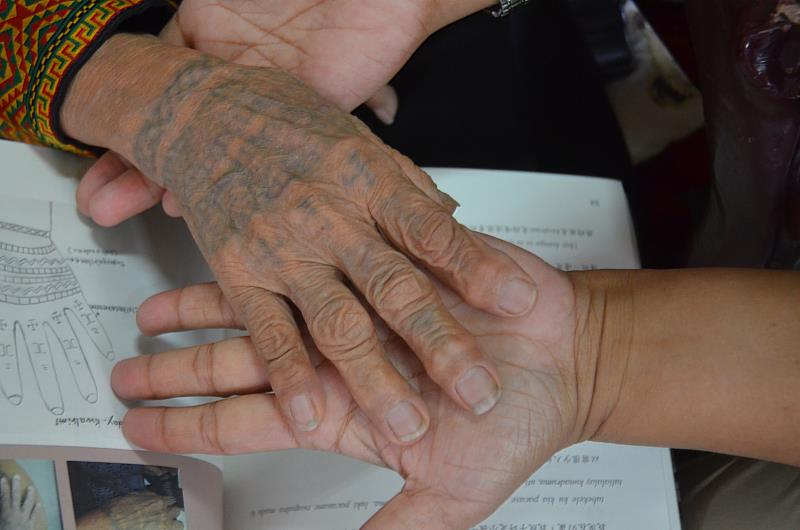 魯凱族手紋耆老杜秀英Kwalrimi·Palrimuday展示手紋圖樣，其一生致力推動手紋文化保存及傳承，為臺灣歷史留下重要的印記。（屏東文資所提供）