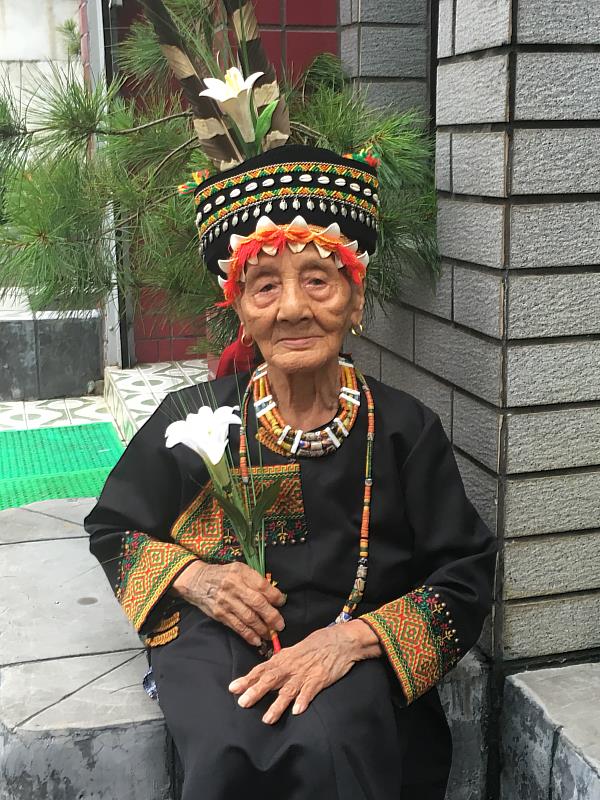 魯凱族手紋耆老杜秀英Kwalrimi·Palrimuday為屏東青葉部落唯一僅存的手紋長者，於11月5日辭世，享嵩壽100歲。（屏東文資所提供）