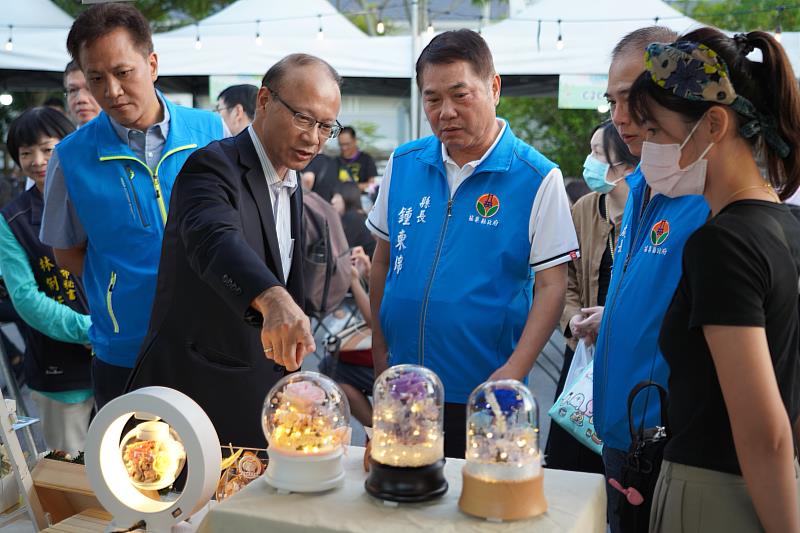 育達科大人文管理學院院長龍清勇教授向縣長介紹苗栗新創店家