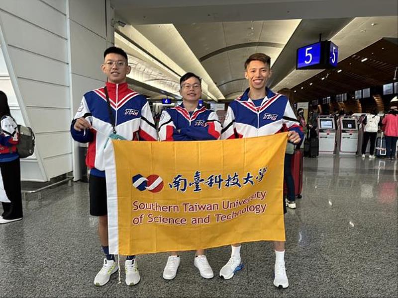 （由左至右）南臺科技大學三位校友邱紹恩、古博全、葉國翔出國前於機場之合影。