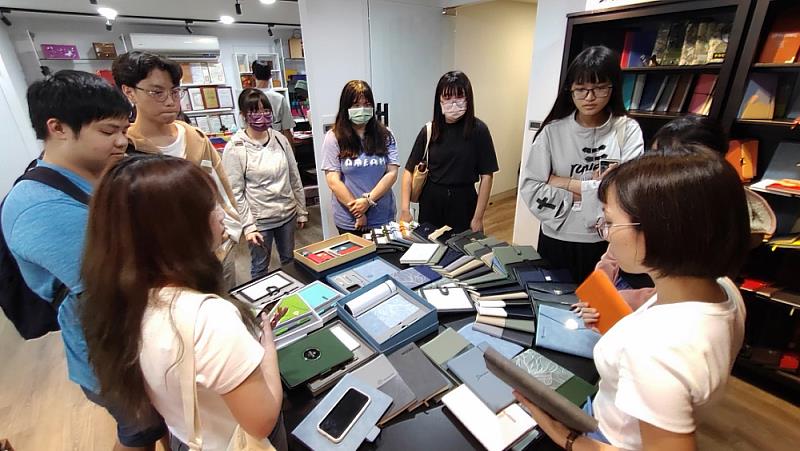 圖說二:聆聽是參訪過程最重要的學習之一