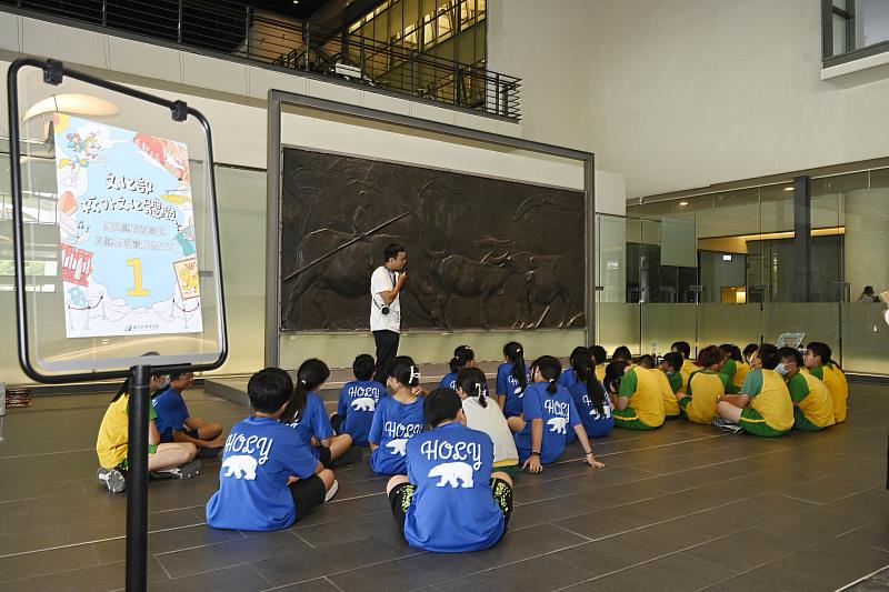 國美館「與藝術國寶成為好友」體驗方案透過導賞、討論及互動讓學子親近藝術品