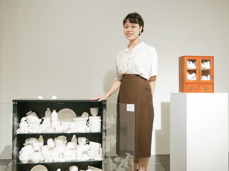 《時日初憶—陶瓷與皮革創作聯展》藝術家廖于婷（大櫃子〉2023  現成物，玻璃板，陶瓷 