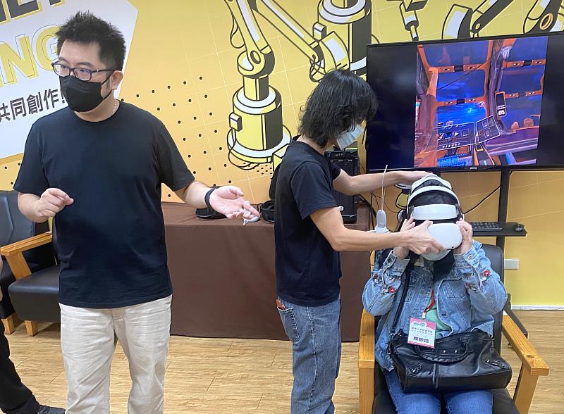 工會夥伴在北分署創客基地體驗VR，了解VR在教學上的應用