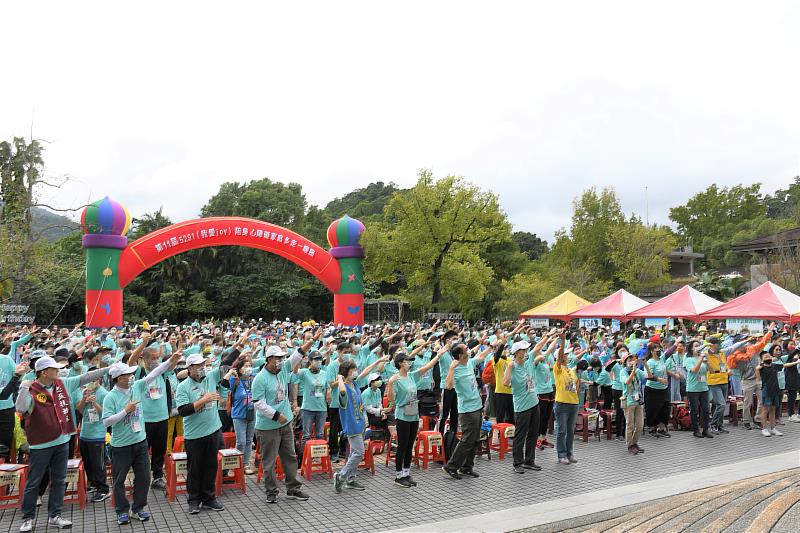 去年健走活動前大家一起先熱身！