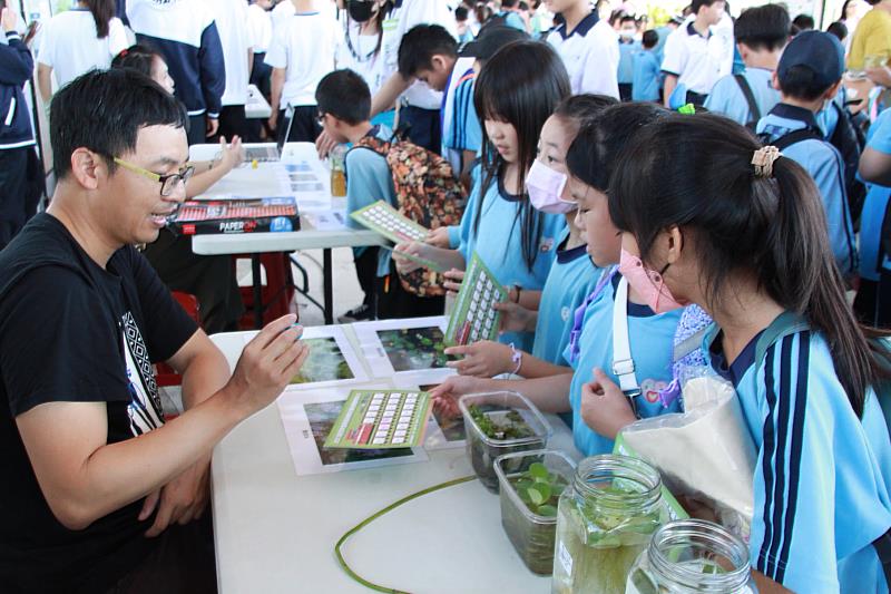 花東縱谷國家風景區鯉魚潭環教中心「水生植物水中溶氧的關係」關卡中小朋友認真聽關主講解。