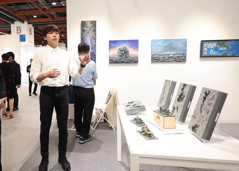 藝術家陳佑朋媒合畫廊媒合藝星藝術中心，在臺北藝博會展現其擅長探討空間與人們之間關係的各項作品。